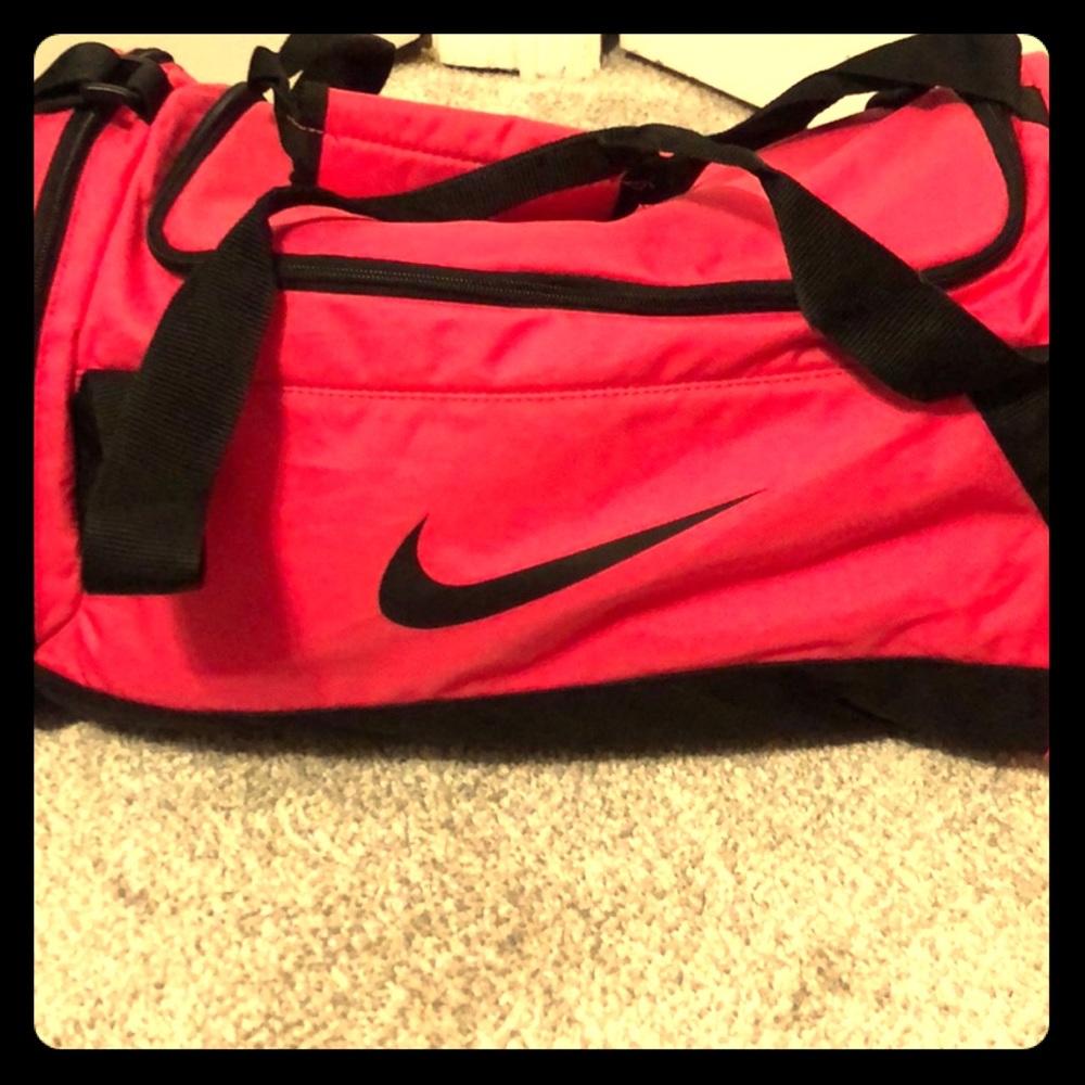 PINK AND BLACK NIKE DUFFLE GYM BAG!